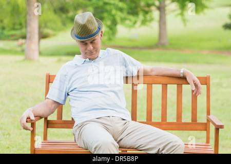 Ambiance senior man on bench at park Banque D'Images