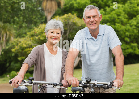 Couple cycle ride at park Banque D'Images