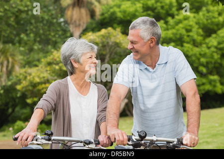 Couple cycle ride at park Banque D'Images