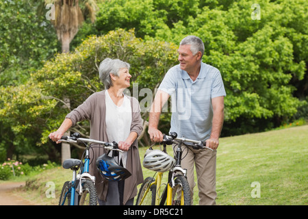 Couple cycle ride Banque D'Images