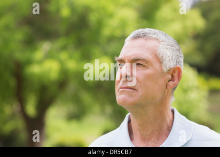 Close-up of a senior man at graves park Banque D'Images