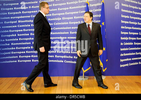 Jan 28, 2009 - Bruxelles, Belgique - Le Premier Ministre de la Finlande Matti VANHANEN GUY (L) est accueilli par le président de la Commission européenne José Manuel BARROSO avant leur réunion bilatérale lors du siège de la Commission européenne à Bruxelles. (Crédit Image : © Wiktor Dabkowski/ZUMA Press) Banque D'Images