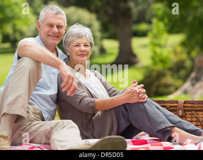 Couple avec panier pique-nique au parc Banque D'Images