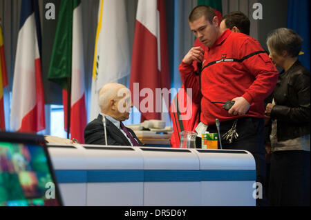 Feb 09, 2009 - Bruxelles, Belgique - Le Commissaire européen à l'environnement, le grec Stavros DIMAS se sent malade alors qu'il prend part à la Semaine européenne de l'énergie durable conférence à Bruxelles, Belgique, le lundi 9 février 2009. (Crédit Image : © Wiktor Dabkowski/ZUMA Press) Banque D'Images