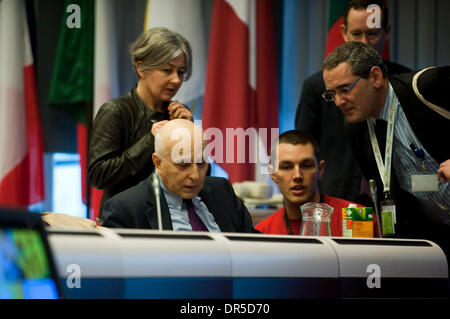 Feb 09, 2009 - Bruxelles, Belgique - Le Commissaire européen à l'environnement, le grec Stavros DIMAS se sent malade alors qu'il prend part à la Semaine européenne de l'énergie durable conférence à Bruxelles, Belgique, le lundi 9 février 2009. (Crédit Image : © Wiktor Dabkowski/ZUMA Press) Banque D'Images