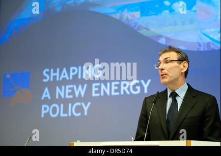 Feb 09, 2009 - Bruxelles, Belgique - Le Commissaire à l'Energie Andris PIEBALGS livre un discours au cours de la Semaine européenne de l'énergie durable conférence au siège de la Commission européenne à Bruxelles, Belgique, le lundi 9 février 2009. (Crédit Image : © Wiktor Dabkowski/ZUMA Press) Banque D'Images