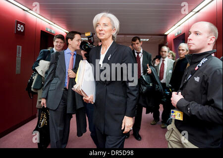 Feb 10, 2009 - Bruxelles, Belgique - Le ministre français de l'Economie Christine LAGARDE dans un couloir lors d'une réunion des ministres des finances (ECOFIN) du Conseil au Conseil européen à Bruxelles, Belgique. (Crédit Image : © Wiktor Dabkowski/ZUMA Press) Banque D'Images