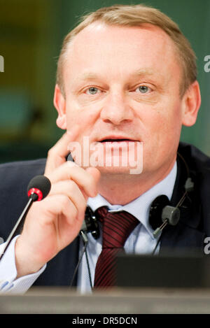 18 févr., 2009 - Bruxelles, Belgique - Le député européen polonais Bogdan GOLIK lors d'une conférence de presse sur les priorités de la pêche pour la mer Baltique au siège du Parlement européen à Bruxelles. (Crédit Image : © Wiktor Dabkowski/ZUMA Press) Banque D'Images