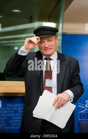 18 févr., 2009 - Bruxelles, Belgique - Le député européen polonais Bogdan GOLIK lors d'une conférence de presse sur les priorités de la pêche pour la mer Baltique au siège du Parlement européen à Bruxelles. (Crédit Image : © Wiktor Dabkowski/ZUMA Press) Banque D'Images