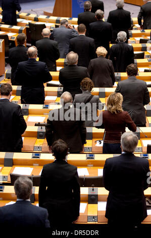18 févr., 2009 - Bruxelles, Belgique - une minute de silence pour honorer la mort de géologue polonais enlevés et décapité en Afganistan est tenue au Parlement européen à Bruxelles. (Crédit Image : © Wiktor Dabkowski/ZUMA Press) Banque D'Images