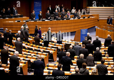 18 févr., 2009 - Bruxelles, Belgique - une minute de silence pour honorer la mort de géologue polonais enlevés et décapité en Afganistan est tenue au Parlement européen à Bruxelles. (Crédit Image : © Wiktor Dabkowski/ZUMA Press) Banque D'Images