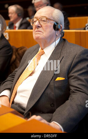 Feb 19, 2009 - Bruxelles, Belgique - chef du Parti Front National JEAN MARIE LE PEN à l'écoute de la République tchèque en tant que le président Vaclav Klaus adresses une session formelle du Parlement européen à Bruxelles, Belgique. Klaus le 18 février, appelé la Chambre des députés d'approuver le traité de Lisbonne "une erreur tragique", a exhorté le Sénat à adopter une attitude plus responsable sur le tre Banque D'Images