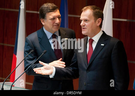 Mar 01, 2009 - Bruxelles, Belgique - Le Premier ministre polonais Donald Tusk (R) et président de la Commission européenne José Manuel BARROSO (L) parler à la presse à la fin de la réunion de dirigeants de pays 9 prerior sommet extraordinaire les dirigeants de l'Union européenne. Les dirigeants de la République tchèque, la Hongrie, la Pologne, la Lituanie, la Lettonie, la Slovaquie, l'Estonie, la Bulgarie et la Roumanie répondre à Polish Perma Banque D'Images