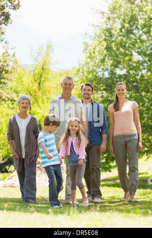 La longueur totale de la famille walking in park Banque D'Images