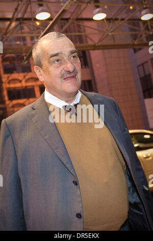 Mar 15, 2009 - Bruxelles, Belgique - Le ministre tchèque des Affaires étrangères Karel SCHWARZENBERG arrive pour réunion de la troïka ministérielle de l'UE avec l'Egypte, la Jordanie et l'Autorité palestinienne au siège du Conseil européen à Bruxelles, Belgique. La présidence tchèque a appelé le dîner de travail pour discuter de la situation actuelle sur les territoires palestiniens et le rôle de l'Égypte dans la médiation du Moyen-Orient n Banque D'Images