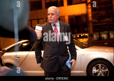 Mar 15, 2009 - Bruxelles, Belgique - le peuple palestinien Le ministre des Affaires étrangères, Riad AL-MALKI arrive pour la réunion de la troïka ministérielle de l'UE avec l'Egypte, la Jordanie et l'Autorité palestinienne au siège du Conseil européen à Bruxelles, Belgique. La présidence tchèque a appelé le dîner de travail pour discuter de la situation actuelle sur les territoires palestiniens et le rôle de l'Égypte dans la médiation du Middl Banque D'Images