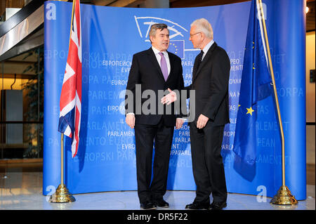 Le président du Parlement européen, l'UE l'Allemand Hans-Gert Pottering (R) accueille le Premier ministre britannique Gordon Brown lorsqu'il arrive à donner une préparation du Sommet du G20 Discours devant le Parlement européen à Strasbourg, en France, le 2009-03-24 © par Wiktor Dabkowski .POLOGNE OUT Banque D'Images