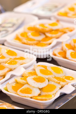 Oeuf de caille frit avec plaque de mousse. Banque D'Images