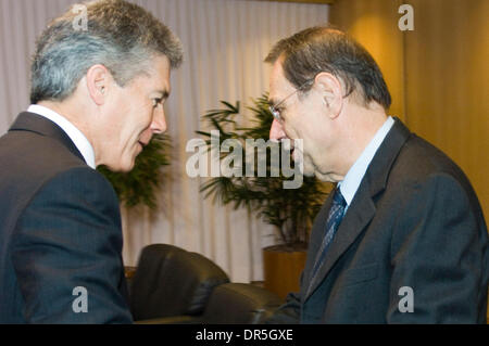 02 déc., 2008 - Bruxelles, Belgique - Le Ministre australien des affaires étrangères STEPHEN SMITH (L) et JAVIER SOLANA, Secrétaire Général du Conseil de l'Union européenne et Haut Représentant pour la politique étrangère et de sécurité commune avant leur réunion bilatérale lors du siège du Conseil européen à Bruxelles, Belgique. (Crédit Image : © Wiktor Dabkowski/ZUMA Press) Banque D'Images