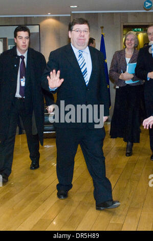 Dec 05, 2008 - Bruxelles, Belgique - Le premier ministre (PM) de l'Irlande BRIAN COWEN (L) laisse de Barroso, la Commission européenne (CE) LE PRÉSIDENT, après une réunion pour discuter du traité de Lisbonne. (Crédit Image : © Wiktor Dabkowski/ZUMA Press) Banque D'Images