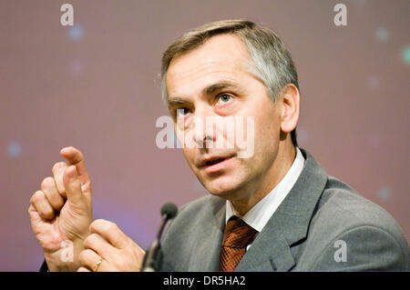 Dec 05, 2008 - Bruxelles, Belgique - le commissaire européen chargé de l'éducation, de la Culture, Jan FIGEL assiste au lancement de l'Année européenne 2009 de la créativité et de l'Innovation à la Commission européenne au siège à Bruxelles, Belgique. (Crédit Image : © Wiktor Dabkowski/ZUMA Press) Banque D'Images