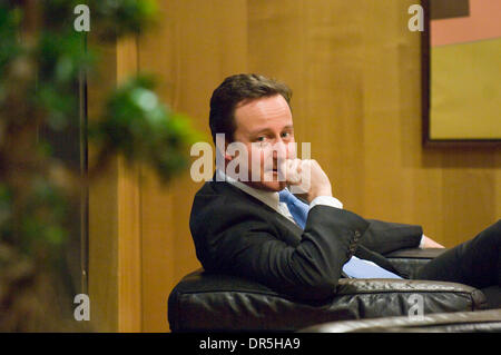 Dec 05, 2008 - Bruxelles, Belgique - Leader du parti conservateur britannique, David Cameron, attend que le président de la Commission européenne, avant réunion bilatérale lors du siège de la Commission européenne à Bruxelles (crédit Image : © Wiktor Dabkowski/ZUMA Press) Banque D'Images