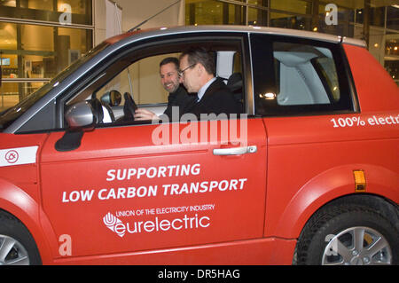 Dec 08, 2008 - Bruxelles, Belgique - letton Andris PIEBALGS, l'Union européenne (UE) commissaire chargé de l'énergie et des ressources arrive par voiture électrique devant un conseil des ministres de l'énergie au Conseil de l'Union européenne l'administration centrale. (Crédit Image : © Wiktor Dabkowski/ZUMA Press) Banque D'Images