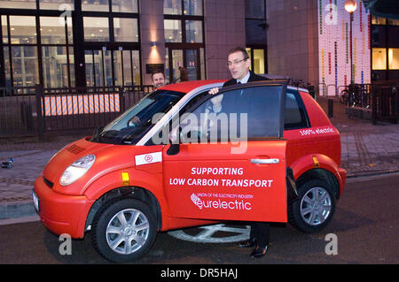 Dec 08, 2008 - Bruxelles, Belgique - letton Andris PIEBALGS, l'Union européenne (UE) commissaire chargé de l'énergie et des ressources arrive par voiture électrique devant un conseil des ministres de l'énergie au Conseil de l'Union européenne l'administration centrale. (Crédit Image : © Wiktor Dabkowski/ZUMA Press) Banque D'Images