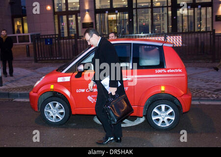 Dec 08, 2008 - Bruxelles, Belgique - letton Andris PIEBALGS, l'Union européenne (UE) commissaire chargé de l'énergie et des ressources arrive par voiture électrique devant un conseil des ministres de l'énergie au Conseil de l'Union européenne l'administration centrale. (Crédit Image : © Wiktor Dabkowski/ZUMA Press) Banque D'Images