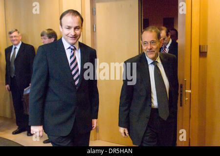 Dec 08, 2008 - Bruxelles, Belgique - JAVIER SOLANA, droite, Secrétaire Général du Conseil de l'Union européenne et Haut Représentant pour la politique étrangère et de sécurité commune (R) se félicite le ministre irlandais des affaires étrangères MICHAEL MARTIN avant réunion bilatérale lors du Conseil européen de l'administration centrale. (Crédit Image : © Wiktor Dabkowski/ZUMA Press) Banque D'Images