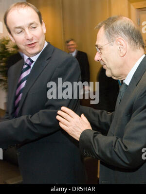 Dec 08, 2008 - Bruxelles, Belgique - JAVIER SOLANA, droite, Secrétaire Général du Conseil de l'Union européenne et Haut Représentant pour la politique étrangère et de sécurité commune (R) se félicite le ministre irlandais des affaires étrangères MICHAEL MARTIN avant réunion bilatérale lors du Conseil européen de l'administration centrale. (Crédit Image : © Wiktor Dabkowski/ZUMA Press) Banque D'Images