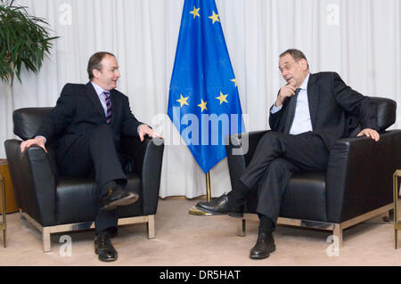 Dec 08, 2008 - Bruxelles, Belgique - JAVIER SOLANA, droite, Secrétaire Général du Conseil de l'Union européenne et Haut Représentant pour la politique étrangère et de sécurité commune (R) se félicite le ministre irlandais des affaires étrangères MICHAEL MARTIN avant réunion bilatérale lors du Conseil européen de l'administration centrale. (Crédit Image : © Wiktor Dabkowski/ZUMA Press) Banque D'Images