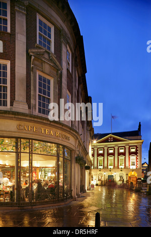 Betty's thé et le Mansion House, St Helen's Square, York, Yorkshire, Royaume-Uni. Banque D'Images