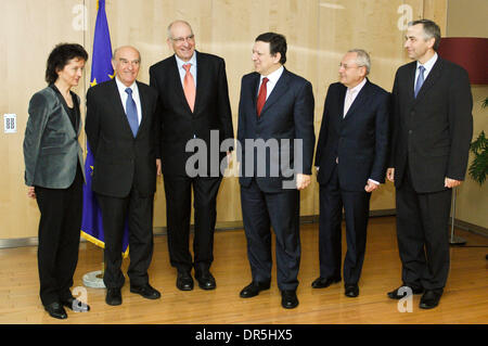 Dec 15, 2008 - Bruxelles, Belgique - (L-R) ministre suisse de la Justice Eveline Widmer Schlumpf, Vice-président suisse et le ministre des Finances HANS-Rudolf MERZ, président de la Suisse PASCAL COUCHEPIN, le président de la Commission européenne, José Manuel BARROSO, la commissaire aux affaires intérieures, le Français Jacques Barrot, Commissaire européen et de l'Éducation, formation, culture et multilinguisme Banque D'Images