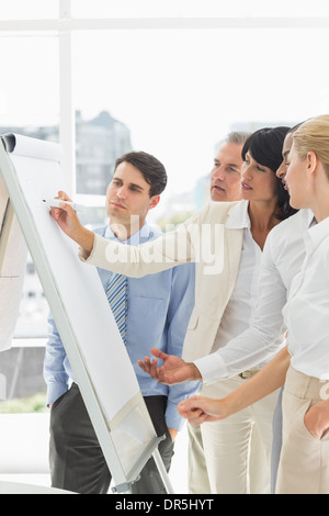 Les collègues intéressés à regarder portrait tableau blanc Banque D'Images