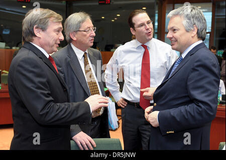 Jan 20, 2009 - Bruxelles, Belgique - (L-R) Le Premier Ministre du Luxembourg et président en exercice du Conseil de l'Eurogroupe, JEAN-CLAUDE JUNCKER, ministre des Finances suédois Anders Borg et le Ministre belge des Finances Didier Reynders lors d'un Ecofin (Conseil Affaires économiques et financières) à la réunion des ministres des finances de l'UE (Union européenne) L'administration centrale. L'économie de la zone euro se contracte pour Banque D'Images