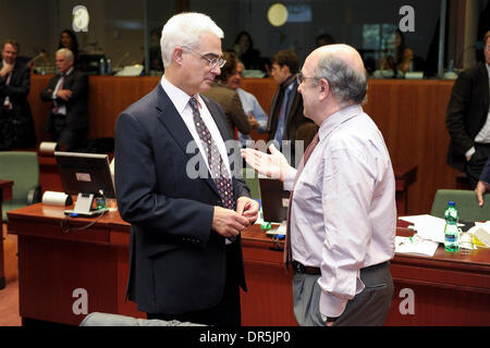 Jan 20, 2009 - Bruxelles, Belgique - Le ministre britannique des Finances, Alistair Darling (L) s'entretient avec le Commissaire européen aux affaires monétaires, Joaquin ALMUNIA lors d'un Ecofin (Conseil Affaires économiques et financières) à la réunion des ministres des finances de l'UE (Union européenne) L'administration centrale. L'économie de la zone euro se contracte pour la première fois cette année et à peine à se développer en 2010, tandis que l'inflation restera Banque D'Images