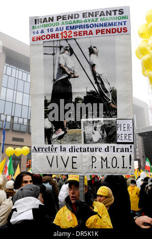 Jan 27, 2009 - Bruxelles, Belgique - Les partisans de Maryam Radjavi, Présidente élue de l'Organisation des moudjahidin du peuple d'Iran (OMPI) aile politique, le Conseil national de la résistance iranienne (CNRI), prendre part à un rassemblement à Bruxelles, Belgique. La rencontre intervient au lendemain de la ministres des affaires étrangères de l'UE a décidé de retirer l'Organisation des Moudjahidine du peuple d'Iran (OMPI), Banque D'Images