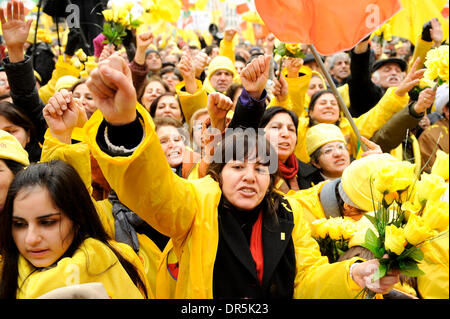 Jan 27, 2009 - Bruxelles, Belgique - Les partisans de Maryam Radjavi, Présidente élue de l'Organisation des moudjahidin du peuple d'Iran (OMPI) aile politique, le Conseil national de la résistance iranienne (CNRI), prendre part à un rassemblement iin Bruxelles. La rencontre intervient au lendemain de la ministres des affaires étrangères de l'UE a décidé de retirer l'Organisation des Moudjahidine du peuple d'Iran (OMPI), l'ami Banque D'Images