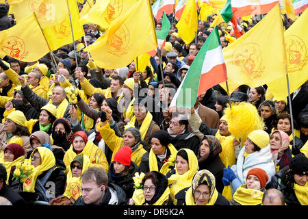 Jan 27, 2009 - Bruxelles, Belgique - Les partisans de Maryam Radjavi, Présidente élue de l'Organisation des moudjahidin du peuple d'Iran (OMPI) aile politique, le Conseil national de la résistance iranienne (CNRI), prendre part à un rassemblement iin Bruxelles. La rencontre intervient au lendemain de la ministres des affaires étrangères de l'UE a décidé de retirer l'Organisation des Moudjahidine du peuple d'Iran (OMPI), l'ami Banque D'Images