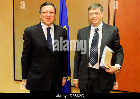 Jan 27, 2009 - Bruxelles, Belgique - le cofondateur de Microsoft, Président de la Fondation Bill et Melinda Gates Bill Gates (R) est welcomend par le président de la Commission européenne, Jose Manuel BARROSO, avant leur réunion bilatérale lors du siège de la Commission européenne à Bruxelles, Belgique. (Crédit Image : © Wiktor Dabkowski/ZUMA Press) Banque D'Images