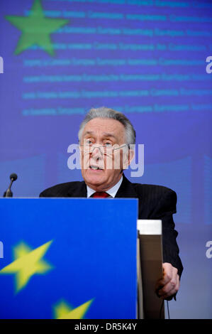 Jan 28, 2009 - Bruxelles, Belgique - Vice-président de la Commission européenne et commissaire européenne en charge des entreprises et de l'industrie, l'Allemand Guenter Verheugen et de l'Union européenne (UE) Commissaire Fiscalité et Union douanière, le Hongrois Laszlo KOVACS donner une conférence de presse sur une meilleure réglementation et le rapport d'avancement sur la stratégie de simplification de l'environnement réglementaire au Banque D'Images