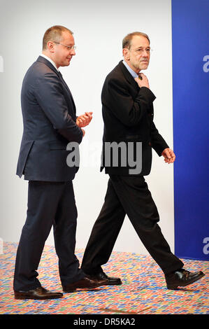 Mar 18, 2009 - Bruxelles, Belgique - Sergei STANISHEV (à gauche), le premier ministre, et JAVIER SOLANA (à droite), responsable de la politique étrangère de l'Union européenne, arrivent pour leur conférence de presse après la réunion au siège du Conseil européen. (Crédit Image : © Wiktor Dabkowski/ZUMA Press) Banque D'Images