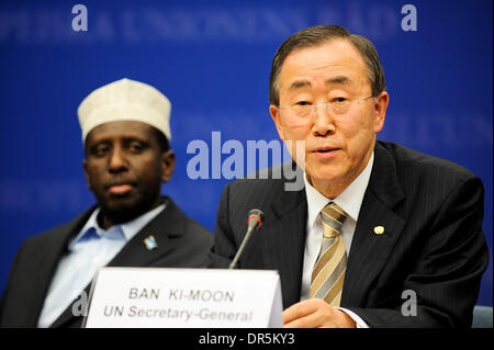 Le Président somalien Cheikh Sharif Ahmed et le Secrétaire général des Nations Unies Ban Ki-Moon (R) au cours d'une conférence de presse à l'issue d'une conférence internationale à l'appui des institutions de sécurité somaliennes et la Mission de l'Union africaine en Somalie au siège de l'UE à Bruxelles, Belgique le 2009-04-23 Les engagements internationaux en Somalie ont atteint les 250 millions de dollars target Banque D'Images