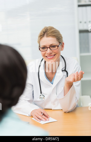 Smiling doctor listening to patient Banque D'Images