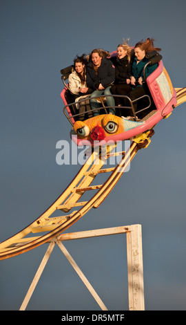 Quatre filles sur le Crazy Mouse Rollercoaster sur Brighton Pier, Royaume-Uni Banque D'Images