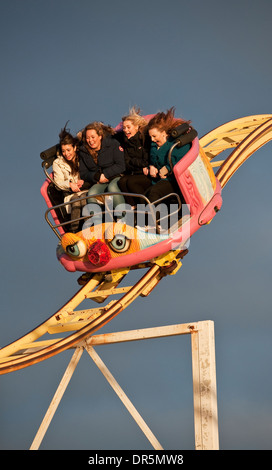 Quatre filles sur le Crazy Mouse Rollercoaster sur Brighton Pier, Royaume-Uni Banque D'Images