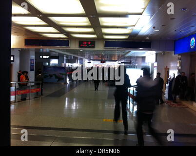 (140120) -- LANZHOU, le 20 janvier 2014 (Xinhua) -- Des policiers l'évacuation des passagers à l'aéroport de Lanzhou Zhongchuan, capitale de la province du nord-ouest de la Chine Ganzhou. Un homme armé d'un couteau à la hâte par le contrôle de sécurité à l'aéroport de Zhongchuan et blessé trois membres du personnel de sécurité à environ 9:16 heures le lundi. Les trois blessés, dont deux dans un état critique, ont été prises dans un hôpital local. L'aéroport a repris ses vols et de service fonctionnent normalement.(Xinhua) (zkr) Banque D'Images