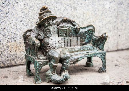 L'un des célèbres de Wroclaw bronze peu gnomes, nains ou krasnale statuettes. Banque D'Images