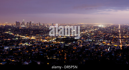 La vue depuis l'Observatoire Griffith sur une soirée orageuse au coucher du soleil à Los Angeles, Californie, USA Banque D'Images